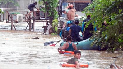 Rescuers evacuate residents from their homes during heavy flooding in Cagayan de Oro city in the Philippines, December 22, 2017. Picture taken December 22, 2017