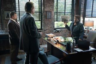 Reseña: Liam Neeson intenta llenar los zapatos de Leslie Nielsen en nueva "Naked Gun"