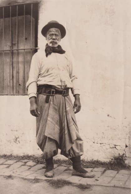 Resero, domador, analfabeto, hombre de manos grandes, dos veces casado. Algunas reseñas agregan que era afrodescendiente.