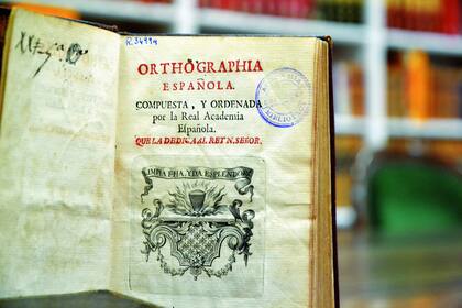 El primer libro de ortografía de la RAE, Orthographia española, fue publicado en 1741 y es parte de la biblioteca de la institución