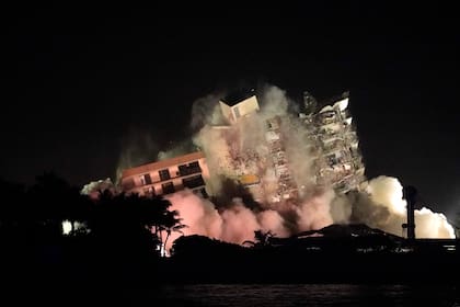 Residencial Champlain Towers South parcialmente derrumbado mientras es demolido, en Surfside, Florida, Estados Unidos, el 4 de julio de 2021.