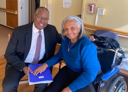 Residente de Montclair, Bond propone una alternativa a las estructuras partidarias tradicionales