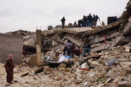 Residentes buscan entre los escombros de un edificio derrumbado tras un terremoto en la localidad de Jandaris, en el campo de la ciudad noroccidental siria de Afrin, en la parte de la provincia de Alepo controlada por los rebeldes, el 6 de febrero de 2023.