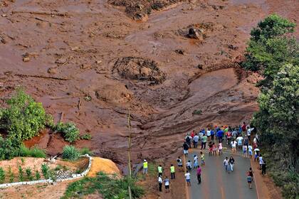 Residentes de Brumadinho observan el alud provocado por la ruptura del dique