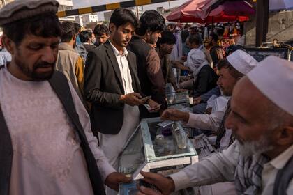 Residentes de Kabul cambian dinero en el centro de la ciudad