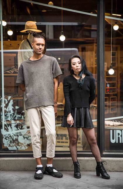 Residentes de la ciudad de Los Ángeles posan para la foto en el downtown de la ciudad.