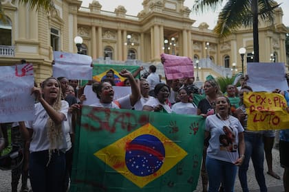 Residentes de la favela Penha protestan frente al Palacio de Guanabara en Río de Janeiro tras el brutal operativo policial