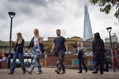 Residentes de Londres en Southbank (Photo by Tolga Akmen / AFP)