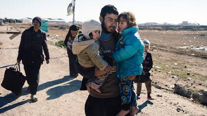 Residentes de Mosul, ayer, en su regreso a los barrios liberados por las fuerzas iraquíes