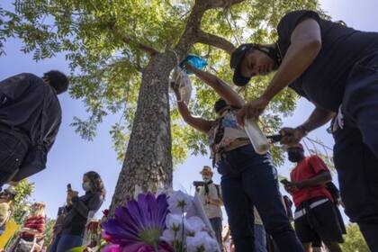Residentes de Palmdale montaron un altar en homenaje a Fuller en el árbol donde apareció colgado el pasado 10 de junio