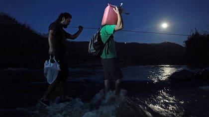 Residentes de San Lorenzo deben cruzar el río como pueden , luego del paso del Huracán Maria destruyera el puente .