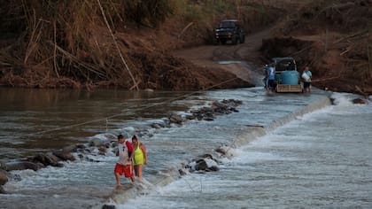 Residentes de San Lorenzo deben cruzar el río como pueden , luego del paso del Huracán Maria destruyera el puente .