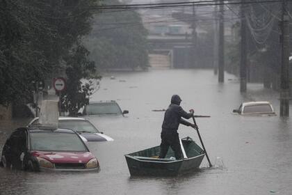 Residentes de Sao Leopoldo navegan en bote en las calles por las inundaciones en el sur de Brasil