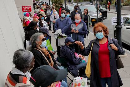 Residentes del condado de Westchester esperan para votar en Yonkers, Nueva York
