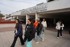Residentes del Hospital Garrahan se retiran luego de la asamblea en la que decidieron continuar con el paro