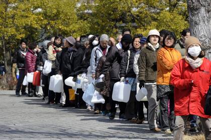 Residentes hacen una fila para recolectar agua, el 12 de marzo de 2011, en Oarai, prefectura Ibaraki