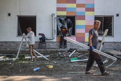 Residentes locales limpian los escombros tras un ataque ruso con misiles en Odessa el 18 de mayo de 2023, en medio de la invasión rusa de Ucrania.