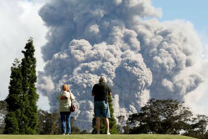 Residentes miran la columna que se eleva desde el volcán Kilauea