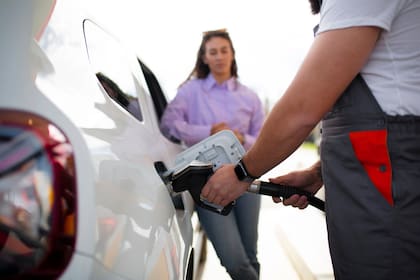 Residentes reaccionan al aumento del precio en el combustible de Florida