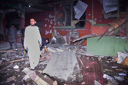 Residentes revisan los daños en un edificio causados por un supuesto ataque con misiles de la India, cerca de Muzaffarabad, el miércoles 7 de mayo de 2025, en la capital de Cachemira, bajo control de Pakistán. (AP Foto/M.D. Mughal)