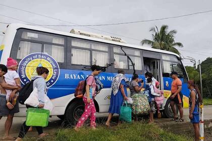 Residentes son evacuados a terrenos más seguros mientras el tifón Kalmaegi se acerca a la zona de San Miguel, en la provincia de Leyte, Filipinas