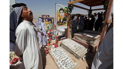 Residentes visitan las tumbas de sus familiares.