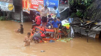 Una masiva tormenta tropical en Filipinas generó deslizamientos de tierra e inundaciones y dejó al menos 133 muertos y decenas de desaparecidos