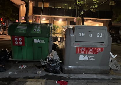 Residuos acumulados junto a los contenedores en Castex 3399, a las 21