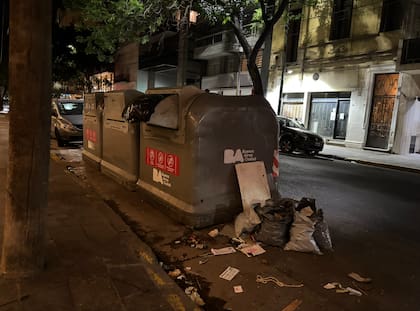 Residuos acumulados y contenedores desbordados en Jerónimo Salguero al 3061