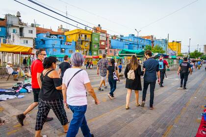 Resiliencia y su recorrido desde la llamada Torre de los Ingleses hasta el Ministerio de Educación guiados por jóvenes de un emprendimiento de turismo comunitario del mismo Barrio 31