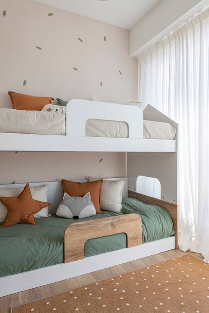 ‘’Resolvimos todo en un mismo lugar, lo que hizo el proceso más fluido’' cuenta Sheila. Empapelado a medida (Mentha Wallpaper), ropa de cama, cama y alfombra (Muebles Más Chicos).