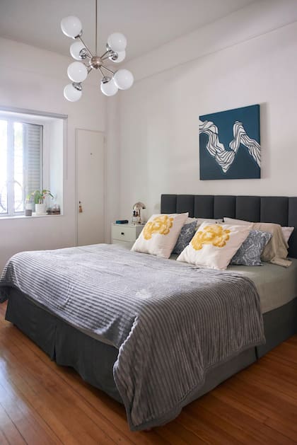 Respaldo a medida de Innovar Decoraciones. Almohadones (Paul French Gallery). Cubrecamas (Morph). Lámpara (Concreto Art).