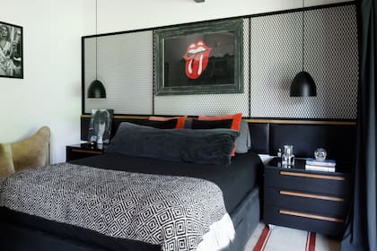 Respaldo, almohadones de terciopelo negro y rojo y mesas de luz con tiradores de petiribí laqueadas (11.11 Home & Deco).