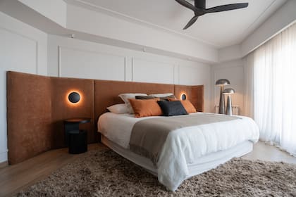 Respaldo (Cirilo Mobiliario). Alfombra (Muro Interiorismo). Mesas de luz (Neutro Estudio). Lámparas de pie (Área Design Uruguay).