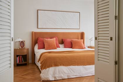 Respaldo de cama de lino natural, almohadones en lino y terciopelo (Jose y Lu Deco con géneros De Levie) y un cuadro de AB Acuarelas. Mesas de luz (Tienda de a Dos).