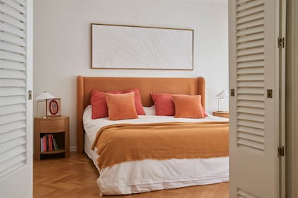 Respaldo de cama de lino natural, almohadones en lino y terciopelo (Jose y Lu Deco con géneros De Levie) y un cuadro de AB Acuarelas. Mesas de luz(Tienda de a dos).