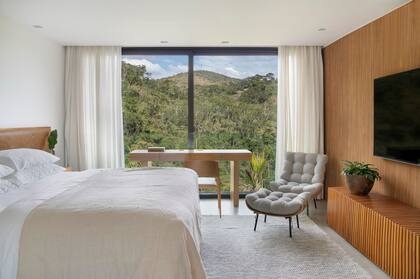 Respaldo de cama forrado en cuero, escritorio en Freijó natural (ambos, Diego Raposo + Arquitetos) y poltrona 'Costilla', del arquitecto Martin Eisler.