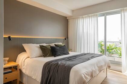 Respaldo diseñado por el estudio (Gris tweed de Alba) y ropa de cama (Philomena).