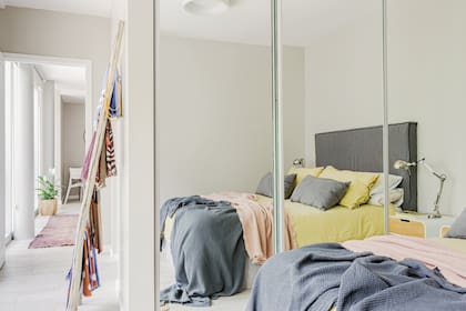 Respaldo (Filipponi Deco). Mantas gris y rosa (Sol Palou Deco). Lámparas, mesas de luz, funda de edredón color maíz y almohadones (todo de Ikea).