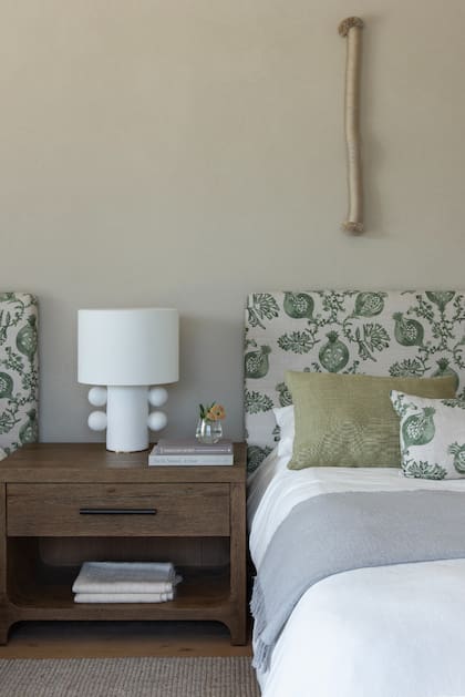 Respaldo tapizado en lino con estampado vegetal. Lámpara de mesa de la Colección.60, una colaboración entre Gonzalo Masoli (El Camino Studio) y Joanne Cattarossi.