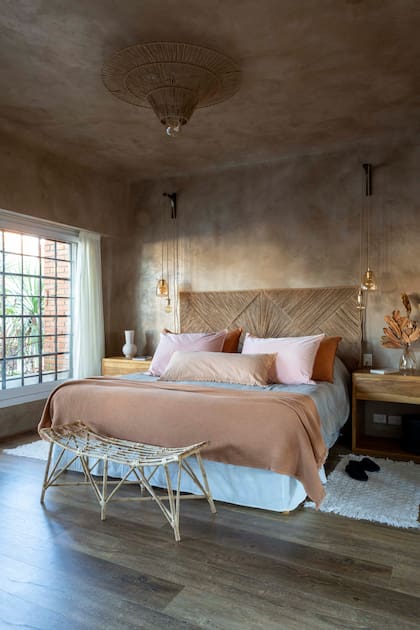 Respaldo y lámpara de techo (Ananá Oda). Ropa de cama (Teodolina). Mesas de luz (Vibra Bohemia). Banco (Apatheia).