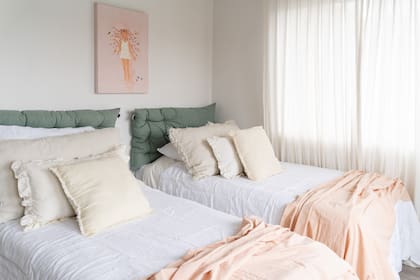 Respaldos acolchonados (Another Home Deco), ropa de cama (H&M Home).