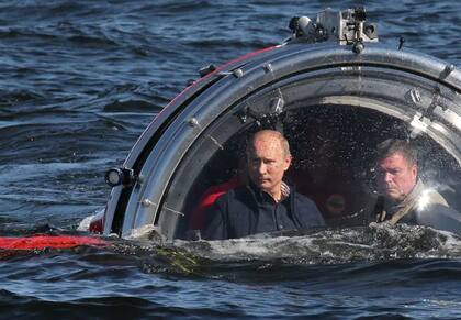 Respecto al sabotaje contra infraestructuras críticas en aguas europeas, Rusia es el principal sospechoso. (En la foto, el presidente ruso, Vladimir Putin, cuando exploró un barco hundido en el Golfo de Finlandia en 2013)