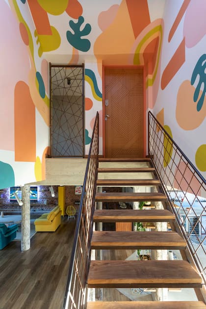 Respetando la posición de la antigua escalera de mampostería, construyeron una semitransparente de hierro aletado y escalones de madera de castaño (Familia Echaide).