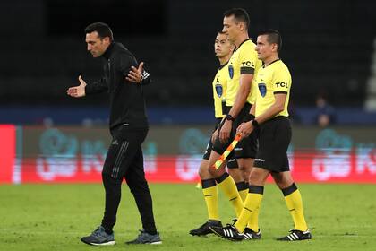 Respuestas que no satisfacen al reclamo: Lionel Scaloni y la terna arbitral que lideró el colombiano Wilmar Roldán, tras el debut de la Argentina con Chile en la Copa América 2021