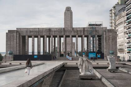 La licitación contemplaba la reparación de la estructura de hormigón, mamposterías y revestimientos de mármol travertino; la limpieza, el tratamiento de fisuras, la impermeabilización y los sellados, junto con la restauración y climatización de la Sala de las Banderas