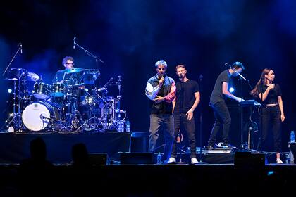 "Esperemos que los resultados del estudio ayuden a que pronto vuelvan a realizarse eventos deportivos y conciertos medio normales pero, sobre todo, seguros", aseguró en las redes el cantante pop Tim Bendzko al día del concierto