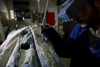 Los dos mascarones que pertenecen al acervo del Museo Benito Quinquela Martín están en tratamiento desde mediados de 2018