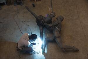 La estatua de los bailarines volverá en los próximos días a la Plaza Lavalle