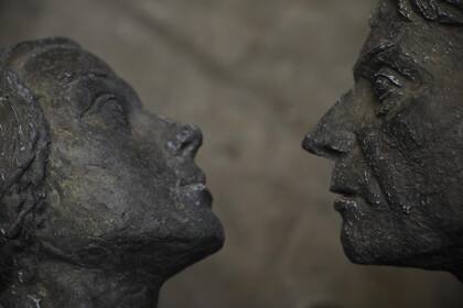 Primer plano de la estatua de Norma Fontenla y José Neglia, en el taller de fundición
